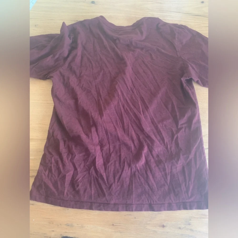 Banana Republic Fitted Crew Long Sleeve Tee Shirt men’s Burgundy Medium Preloved - Picture 8 of 8